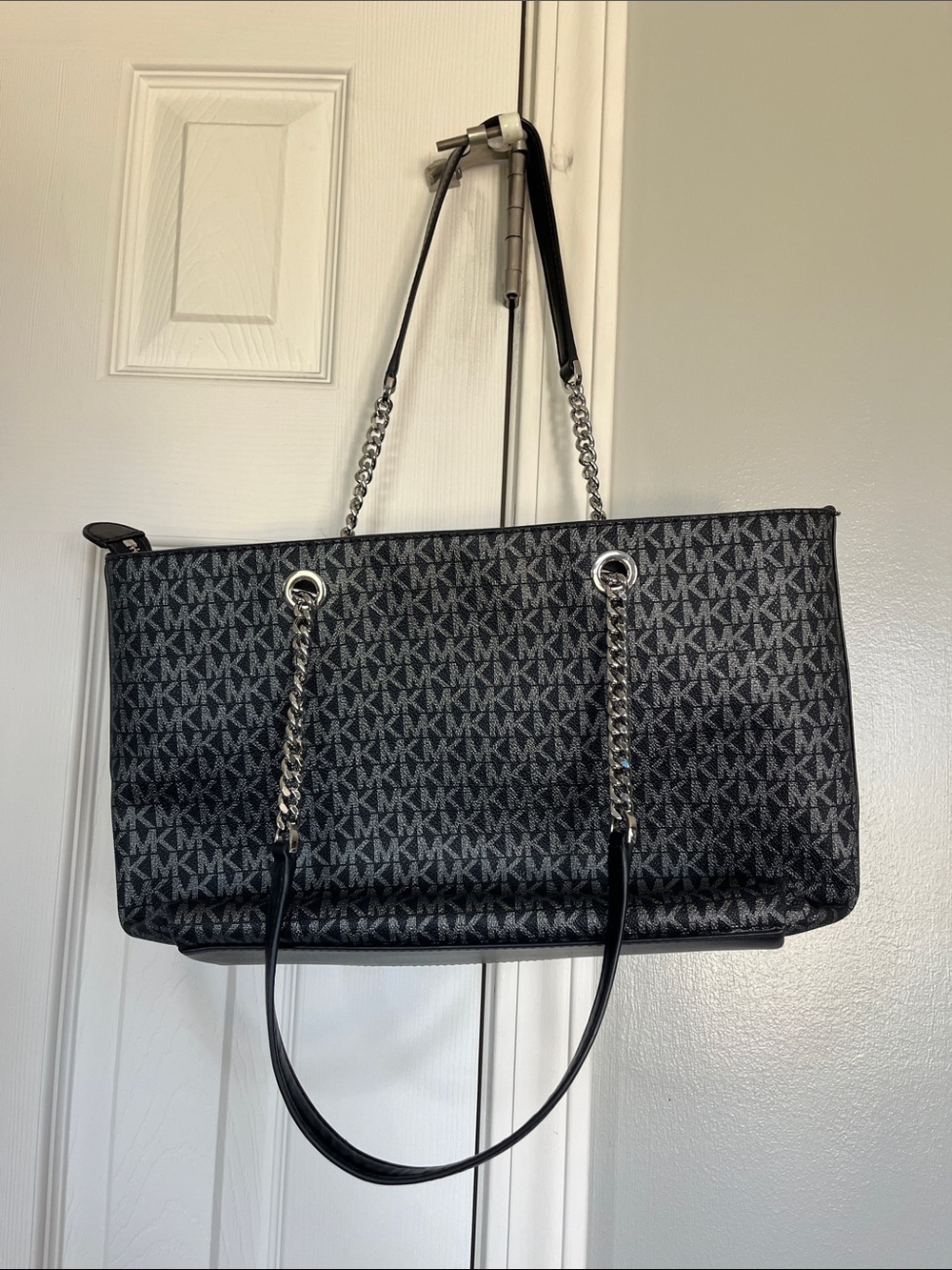 Michael Kors Black/Gray Signature Logo Tote with Chain-Strap excellent condition - Picture 13 of 16